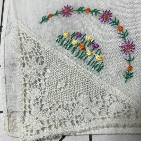 Lot of vintage handkerchiefs/linens w/embroidery and lace embellishments - Picture 14 of 16